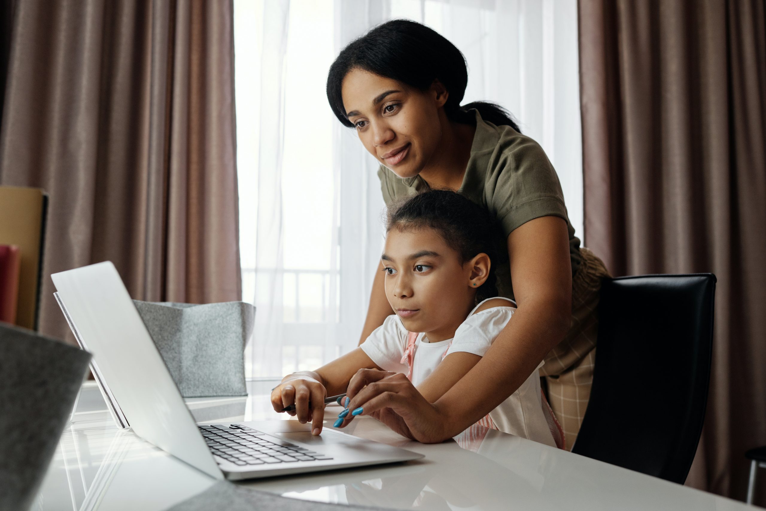 dziecko z mamą przed laptopem